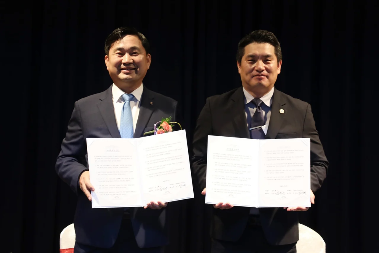 2일 김도균 대표이사 취임식에서 임우혁 노조위원장과 노사 공동 선언을 통해 성숙한 노사 협력 문화를 바탕으로 지속 가능한 성장을 이뤄내겠다고 다짐하고 있다.(강원랜드)