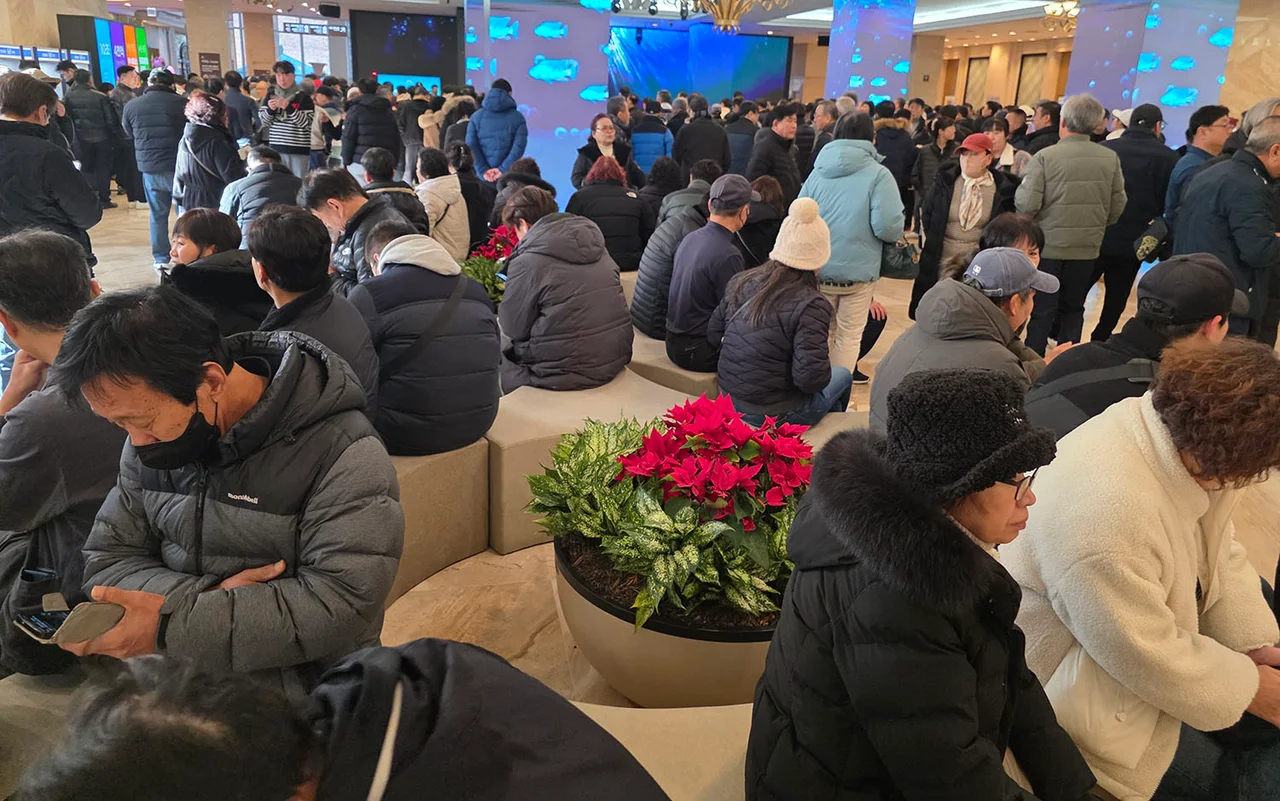 카지노 입장을 기다리는 강원랜드 고객들