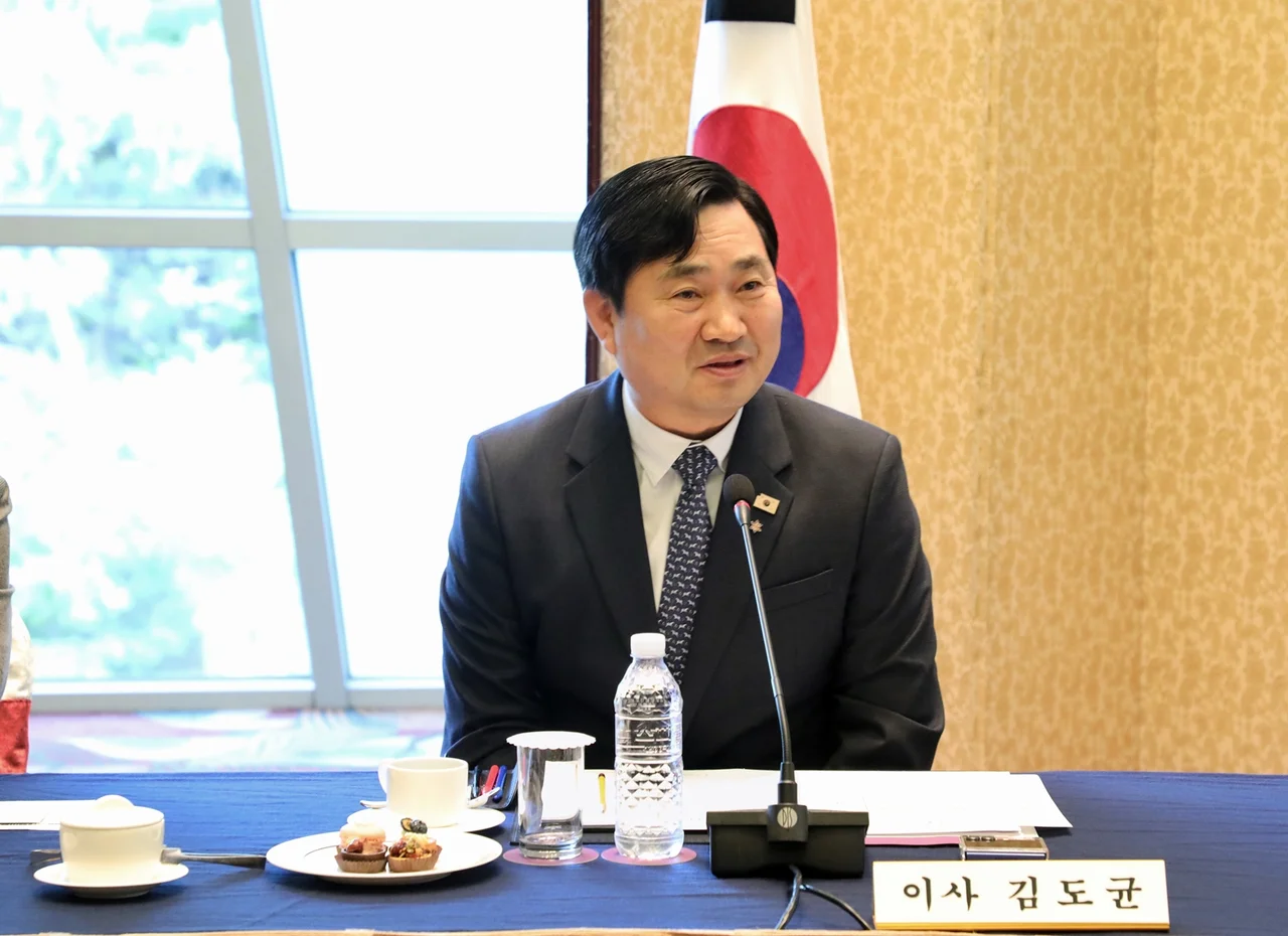 강원랜드 김도균 사장이 제235차 이사회에서 인사말을 하고 있다.