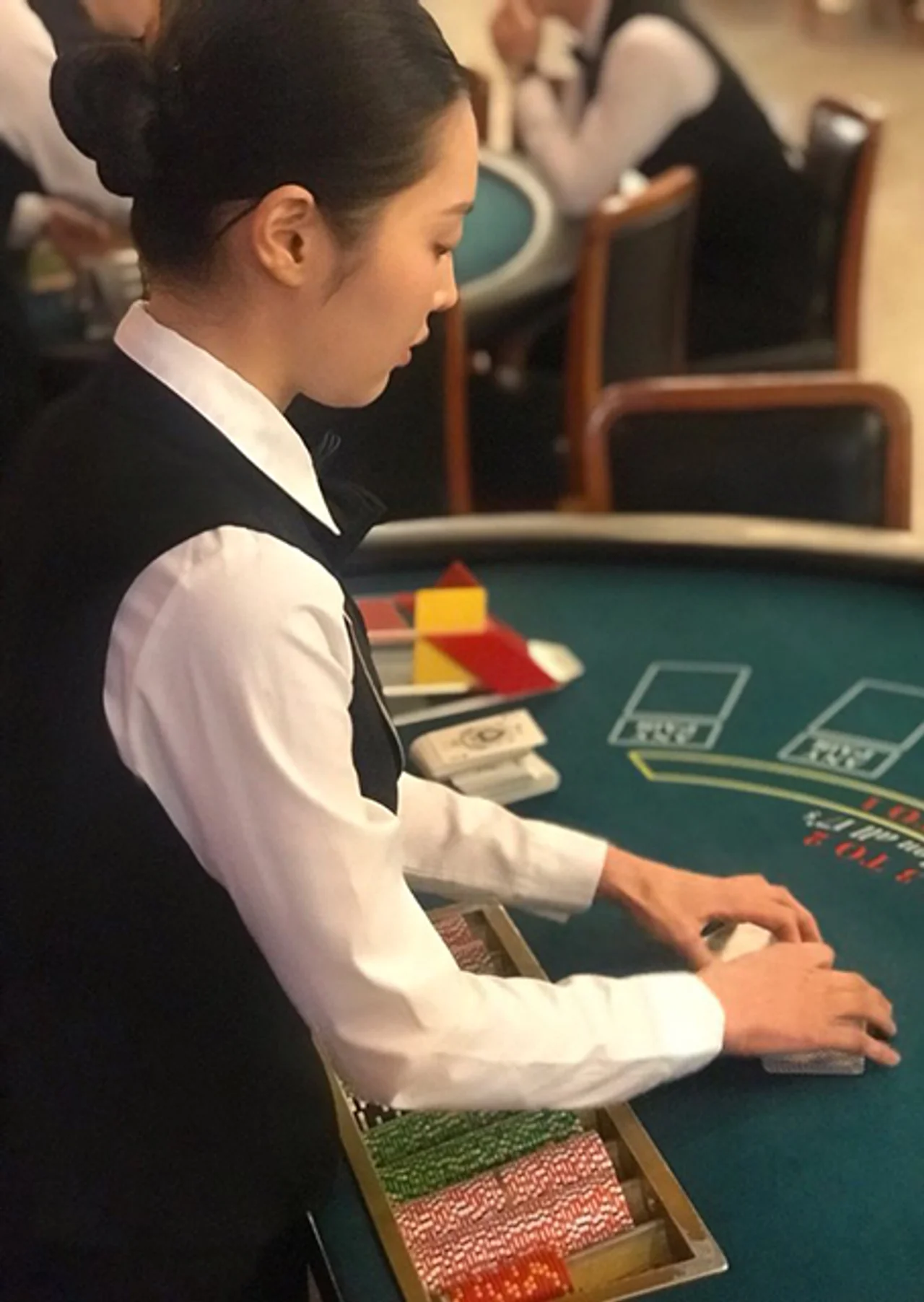 딜링하는 딜러